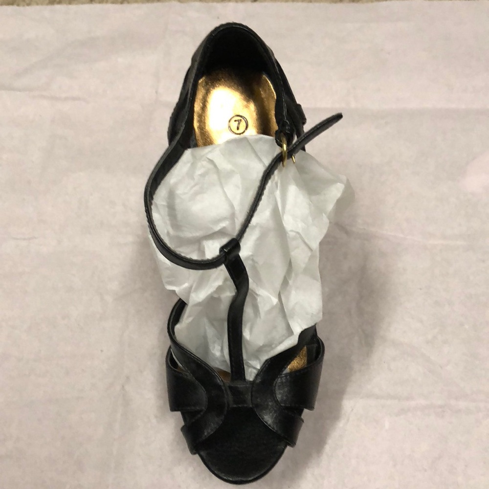 Strapping heels - Picture 2 of 3